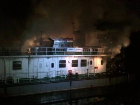 ÎN ALERTĂ! Incendiu la un împingător cu şase barje, pe Canalul Dunăre Marea Neagră
